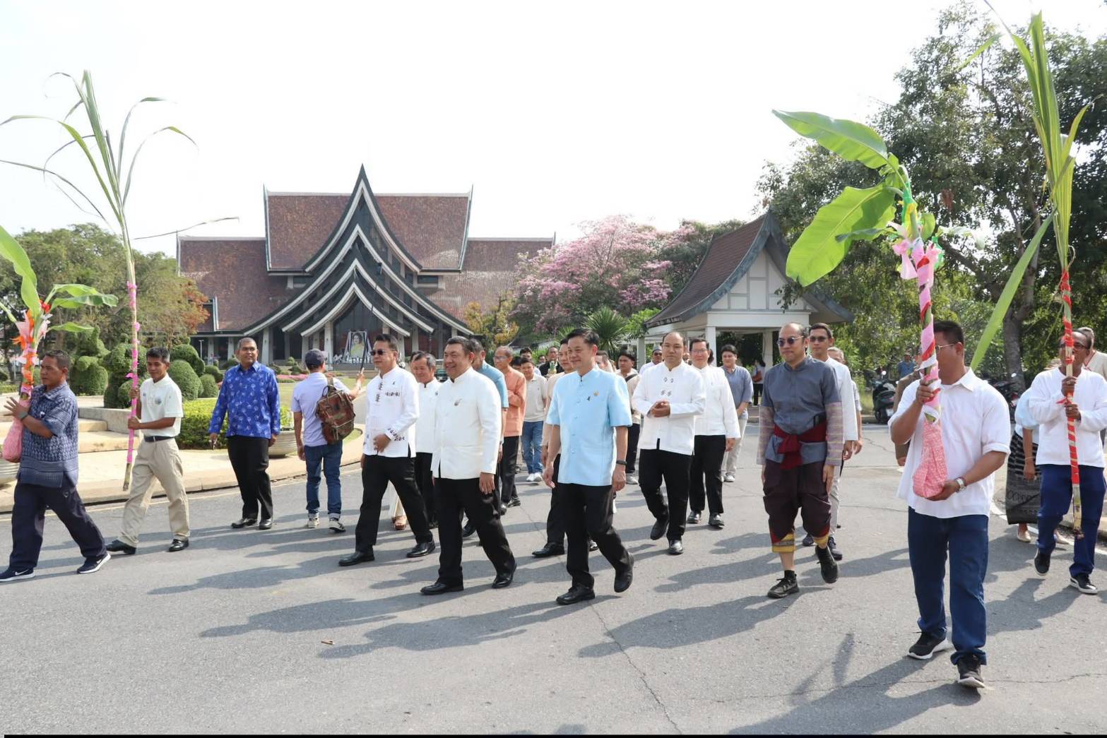 title - ศพส. จัดงาน “รักแห่งศิลป์ รักแห่งแผ่นดิน” เพื่อน้อมรำลึกในพระมหากรุณาธิคุณของสมเด็จพระนางเจ้าสิริกิติ์ พระบรมราชินีนาถ พระบรมราชชนนีพันปีหลวง ณ ศูนย์ส่งเสริมและพัฒนาอาชีพเสริมนอกภาคการเกษตร (ศูนย์ศิลปาชีพบางไทรฯ เดิม)